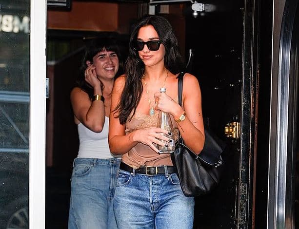Dua Lipa fotografohet në humor të mirë duke dalë nga studioja në New York