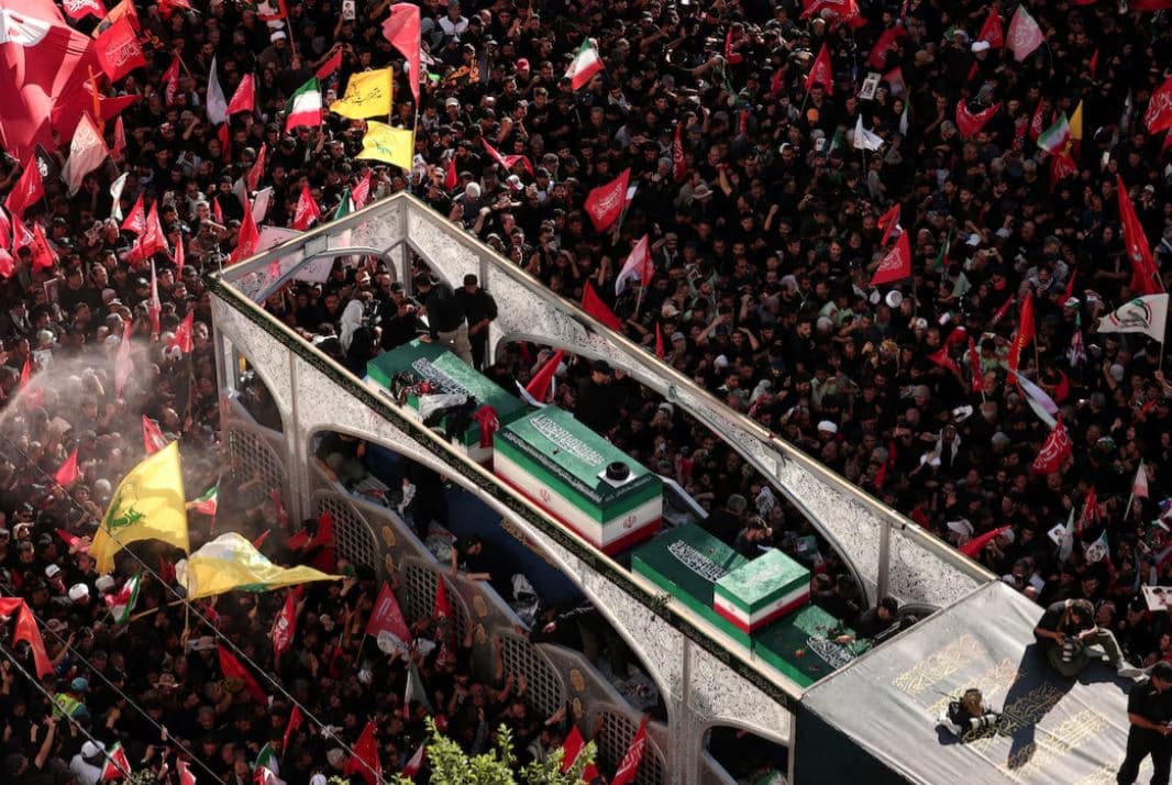 Irani varros Ali Khamenein pas ceremonive masive mortore