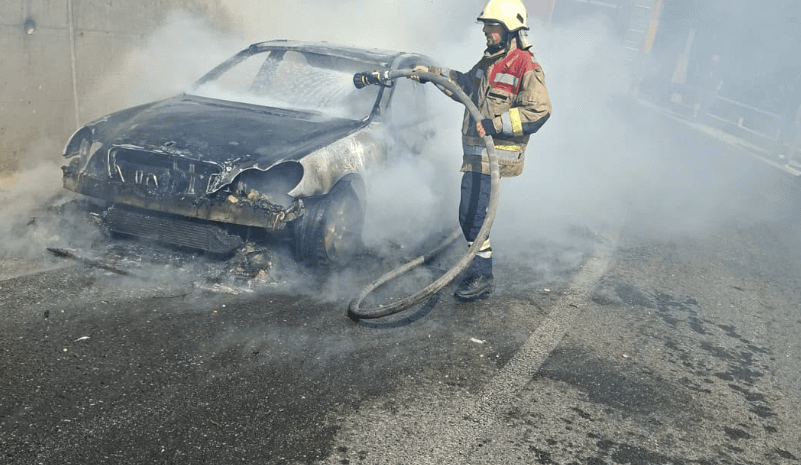 Vlorë: Përfshihet nga flakët automjeti
