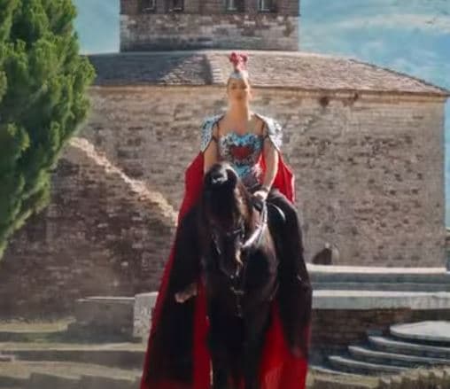 Dafina Zeqiri nesër publikon këngën e re, ndan pamje nga videoklipi