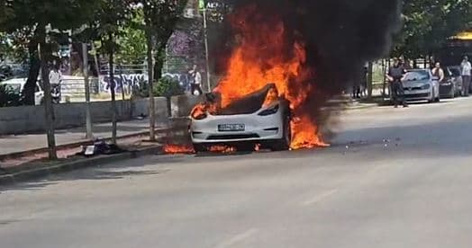 Digjet një taksi në “Rrugën B” në Prishtinë, intervenojnë zjarrfikësit dhe policia