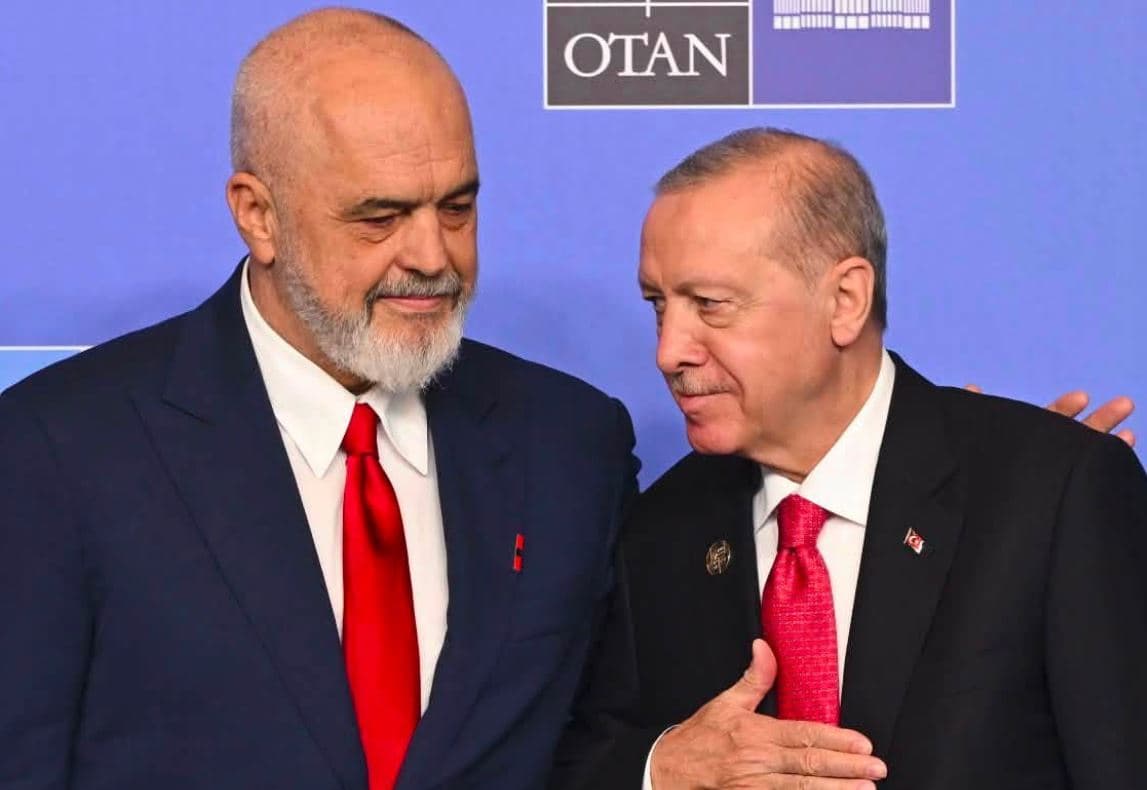 I buzëqeshur krah Erdoganit, Rama ndan foto nga Samiti i NATO-s në Turqi