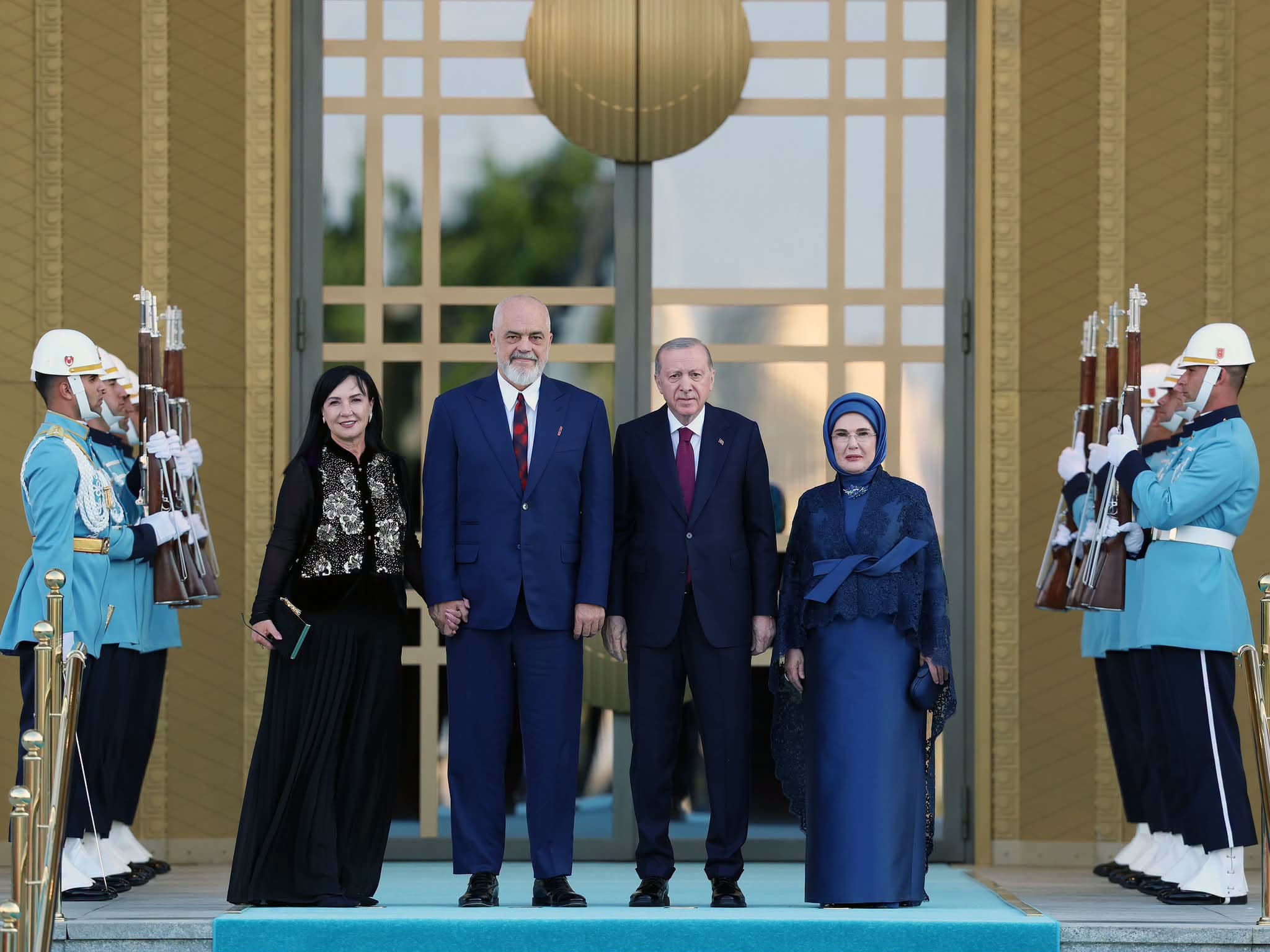 Rama publikon "foton e ditës" nga Samiti i NATO-s