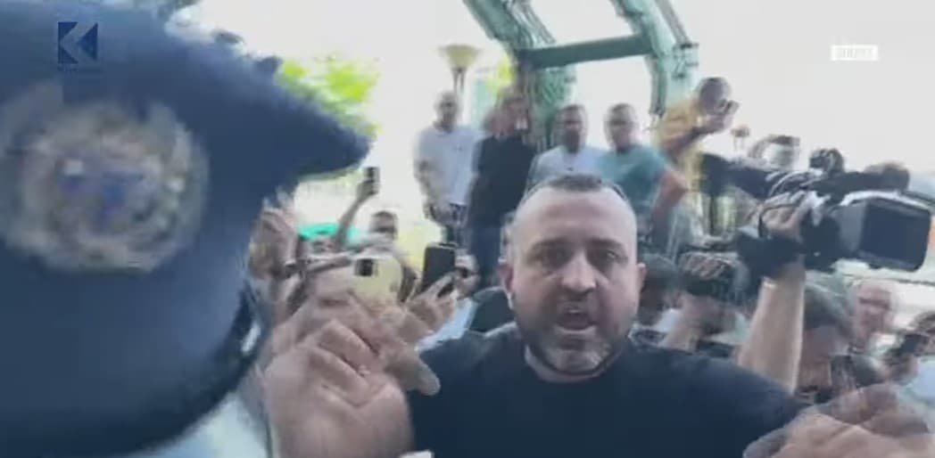Pamje nga protesta te ministria e Mujës, Prishtina mbushet me fermerë (LIVE)