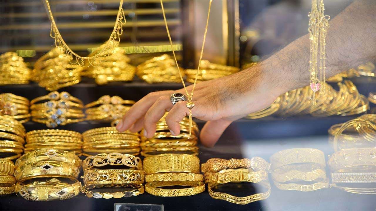 Mbulimi i nuses me dukat, traditë apo shpërfaqje e luksit? (VIDEO)