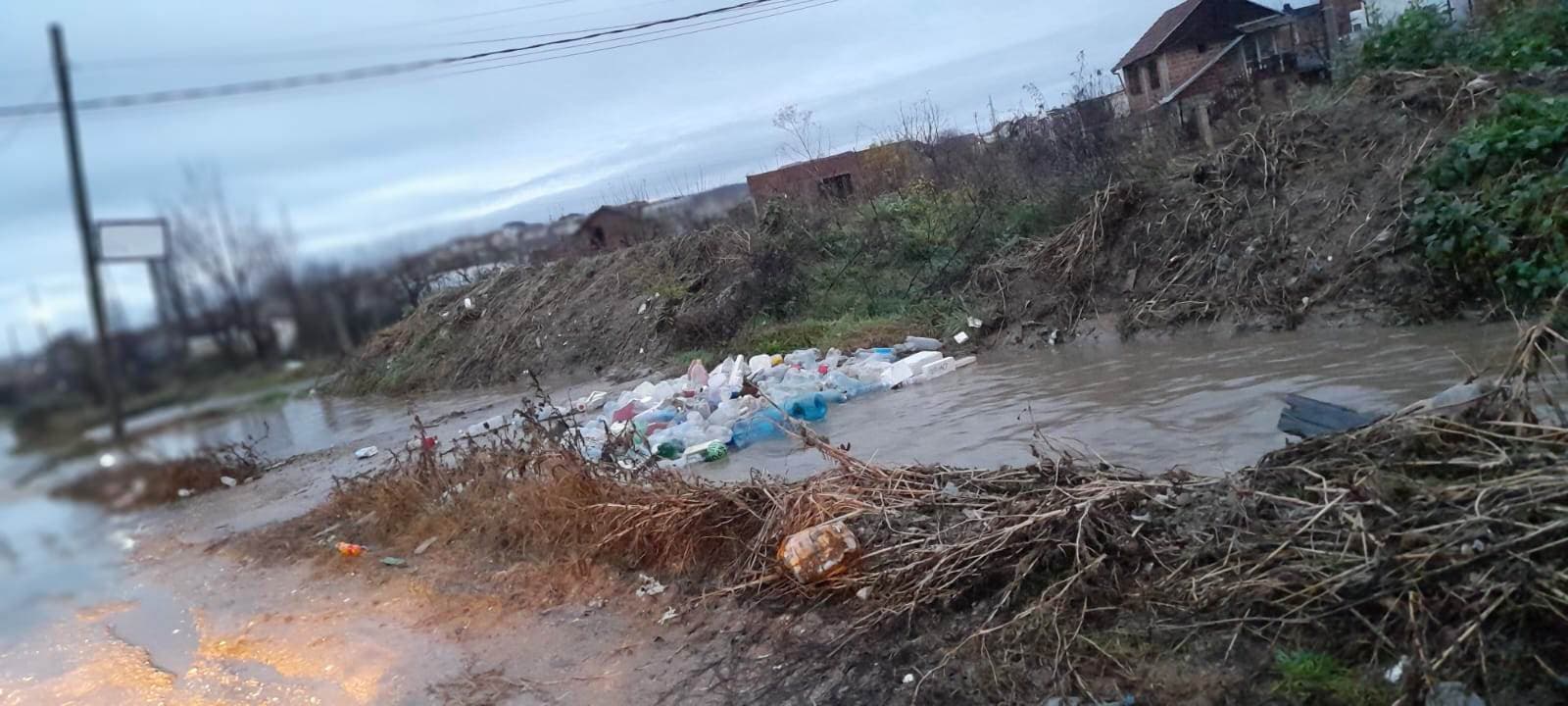 Mbeturinat rrisin rrezikun nga vërshimet (VIDEO)