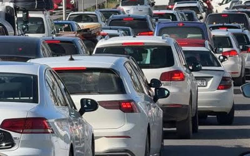 “Maraklitë e kerreve” bllokojnë trafikun, kolona të gjata nga Fushë Kosova drejt Prishtinës (VIDEO)