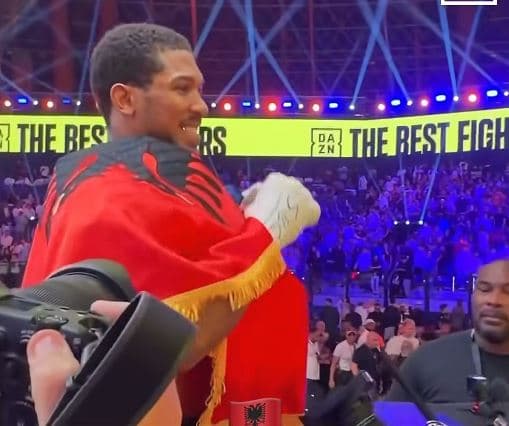 Anthony Joshua "vishet" me flamurin kuqezi (VIDEO)