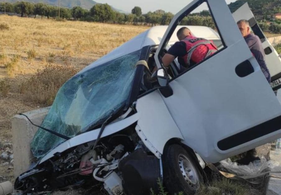 Aksident i frikshëm në Shqipëri: Një person humb jetën, pesë lëndohen