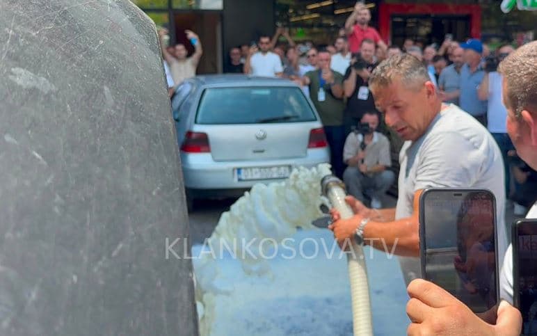 Fermerët në formë proteste derdhin qumështin para Ministrisë së Bujqësisë (VIDEO)