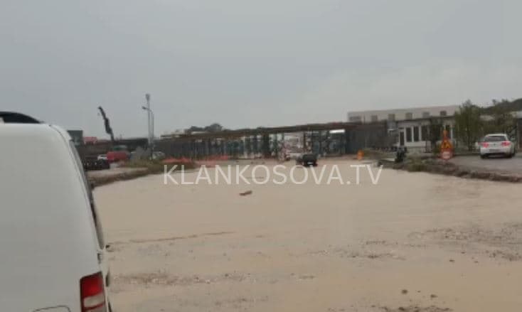 Reshjet e dendura mbulojnë me ujë rrugën Ferizaj-Shkup (VIDEO)