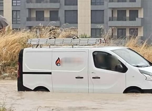Shiu i rrëmbyeshëm përmbyti rrugë e hapësira publike në Prizren (VIDEO)
