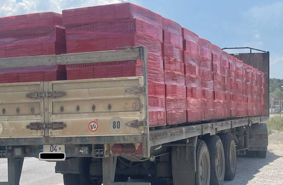 Gjobitet me 300 euro shoferi i kamionit që nuk siguroi ngarkesën në Prizren