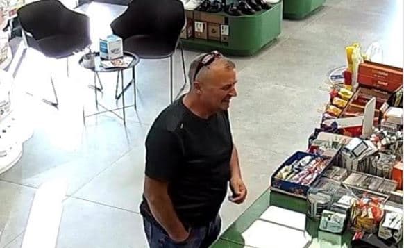 Nëse e shihni këtë person lajmëroni policinë, po kërkohet për mashtrim
