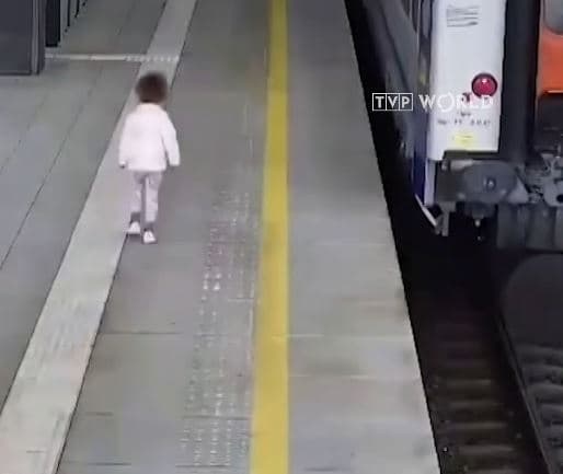 5-vjeçarja mbetet e vetme në stacionin më të madh të Polonisë, treni niset me familjen e saj (VIDEO)