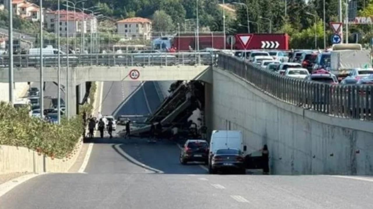 Aksident i rëndë në Shqipëri, kamioni bie nga mbikalimi në autostradë (PAMJE)