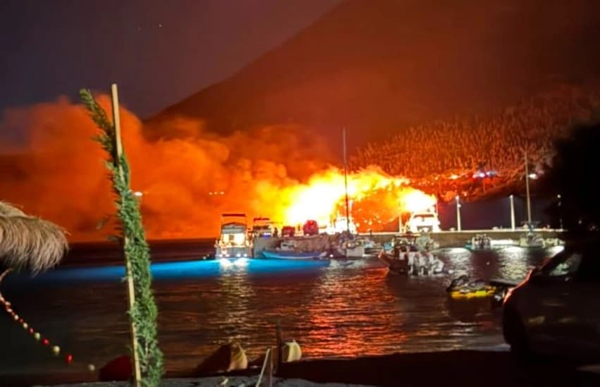 Zjarri përfshin Porto Palermon në Himarë
