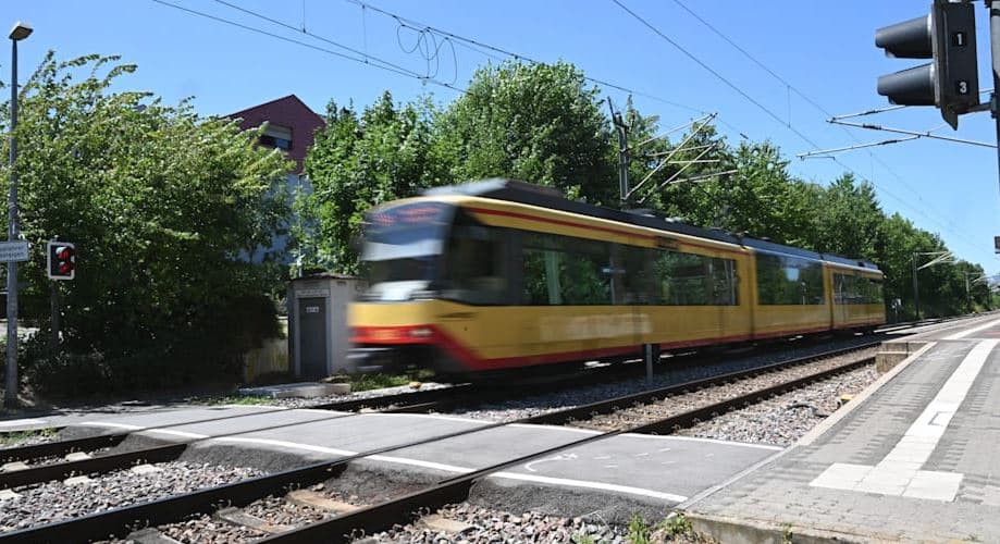 Gjermani: Kaloi në semafor të kuq, nëna shpëton vajzën e vogël, por vetë goditet për vdekje nga treni