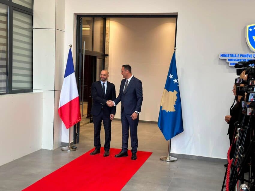 Ministri francez për Evropën arrin në Prishtinë, pritet nga Konjufca