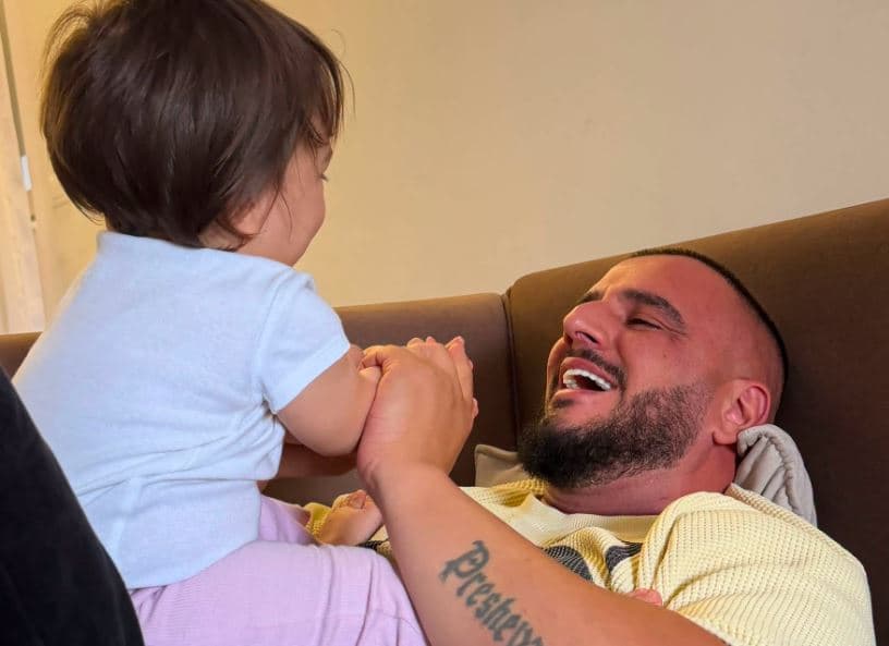 Vajza e Gold Ag mbush 1 vjet, artisti emocionon me urimin: Zoti të ruajt shpirt