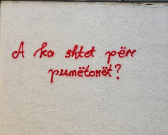"A ka shtet për punëtorët?" -  Pas vdekjes së të riut, në Prishtinë shkruhen grafite