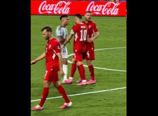 I nxehet gjaku, Xhaka i thotë Martinezit "Shihemi brenda" (VIDEO)