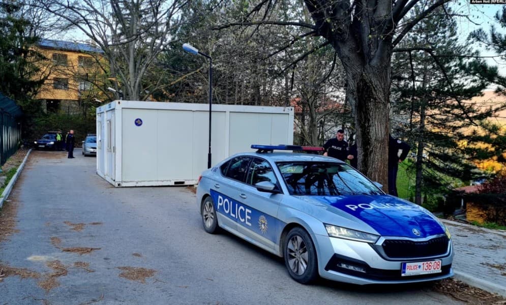 I arrestuari sulmon dy policë brenda stacionit në Podujevë