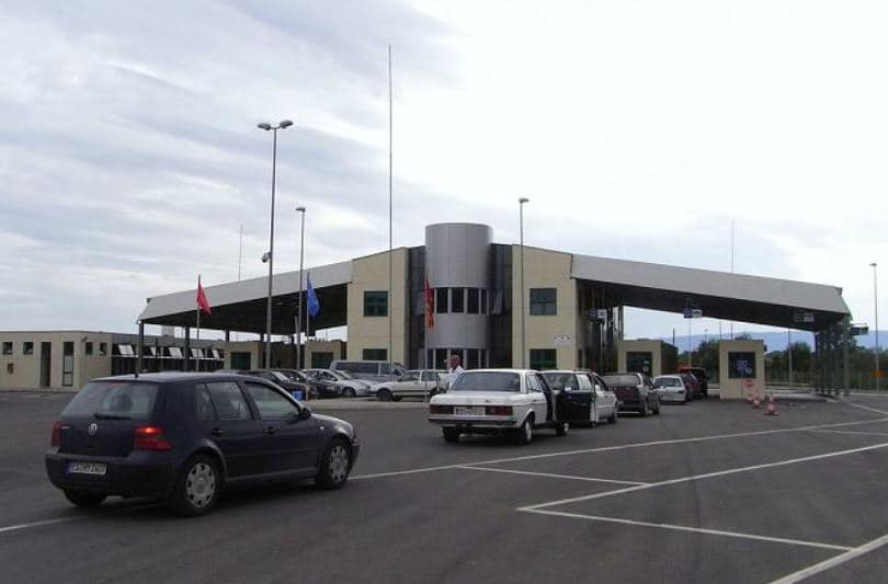 Kishte fshehur një tajlandeze në valixhe për ta kaluar jashtë vendit, arrestohet i riu në Shqipëri