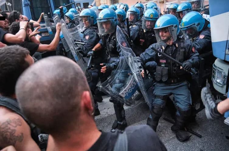 Vdekja e 42-vjeçarit gjatë arrestimit rikthen debatin për përgjegjësinë e policisë në Itali