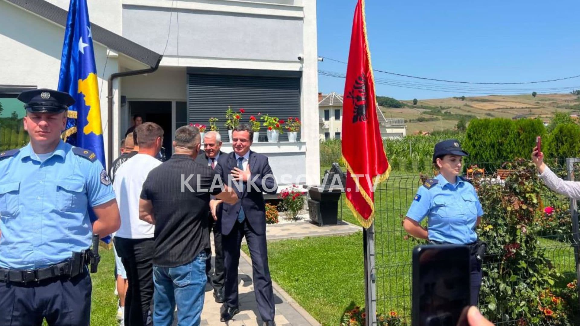 Kurti dhe Sveçla në vizitë te shtëpia e heroit Afrim Bunjaku