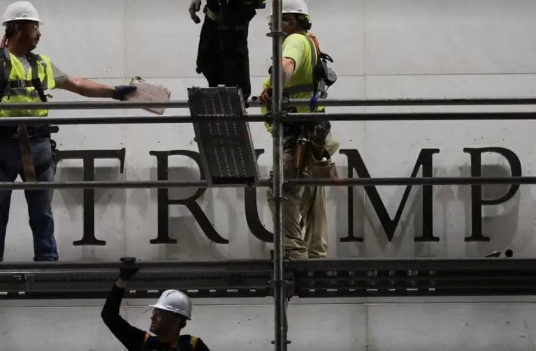 Gjykata amerikane: Emri i Trump mbetet jashtë Qendrës Kennedy deri në përfundim të apelimit