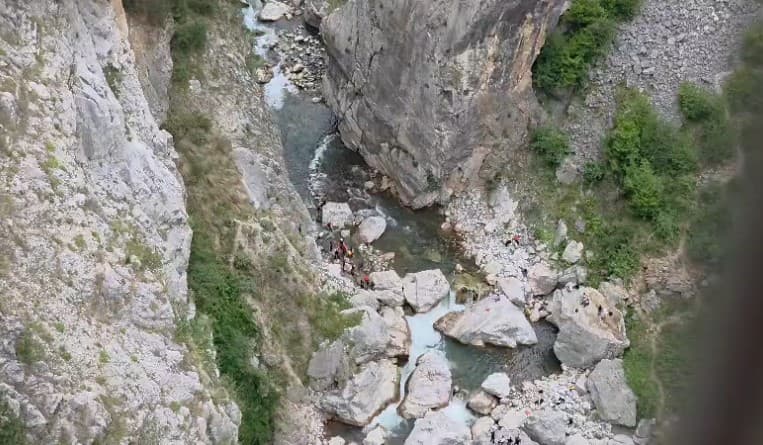 Tragjedi në Klos, 33-vjeçari humb jetën pasi ra në lumin Mat gjatë ngjitjes me litar