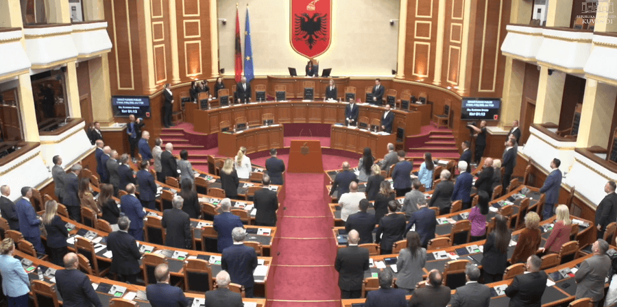 75 vota pro, Parlamenti Shqipërisë miraton procedurën e përshpejtuar për kredinë nga ShBA