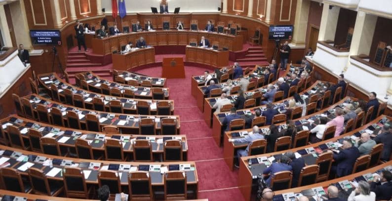 Kuvendi i Shqipërisë miraton marrëveshjen e huasë me SHBA-në për blerjet ushtarake  