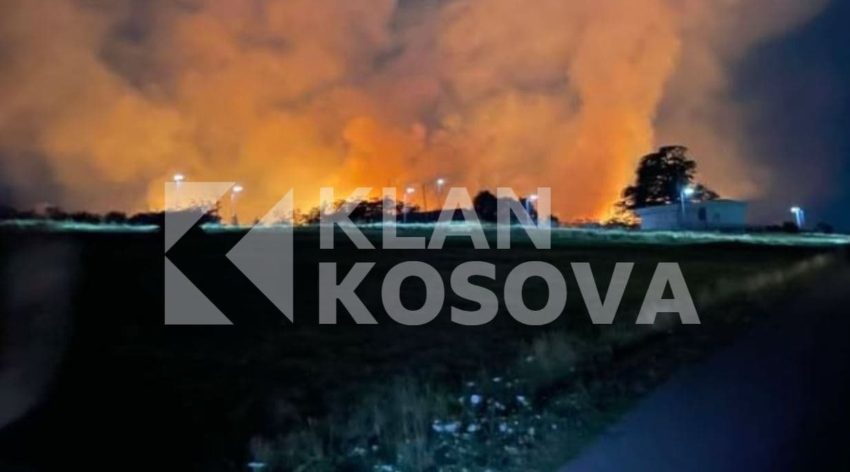 Flakët në fshatin Smallushë të Lipjanit i ofrohen oborrit të shkollës, zjarrfikësit: S'ka rrezik