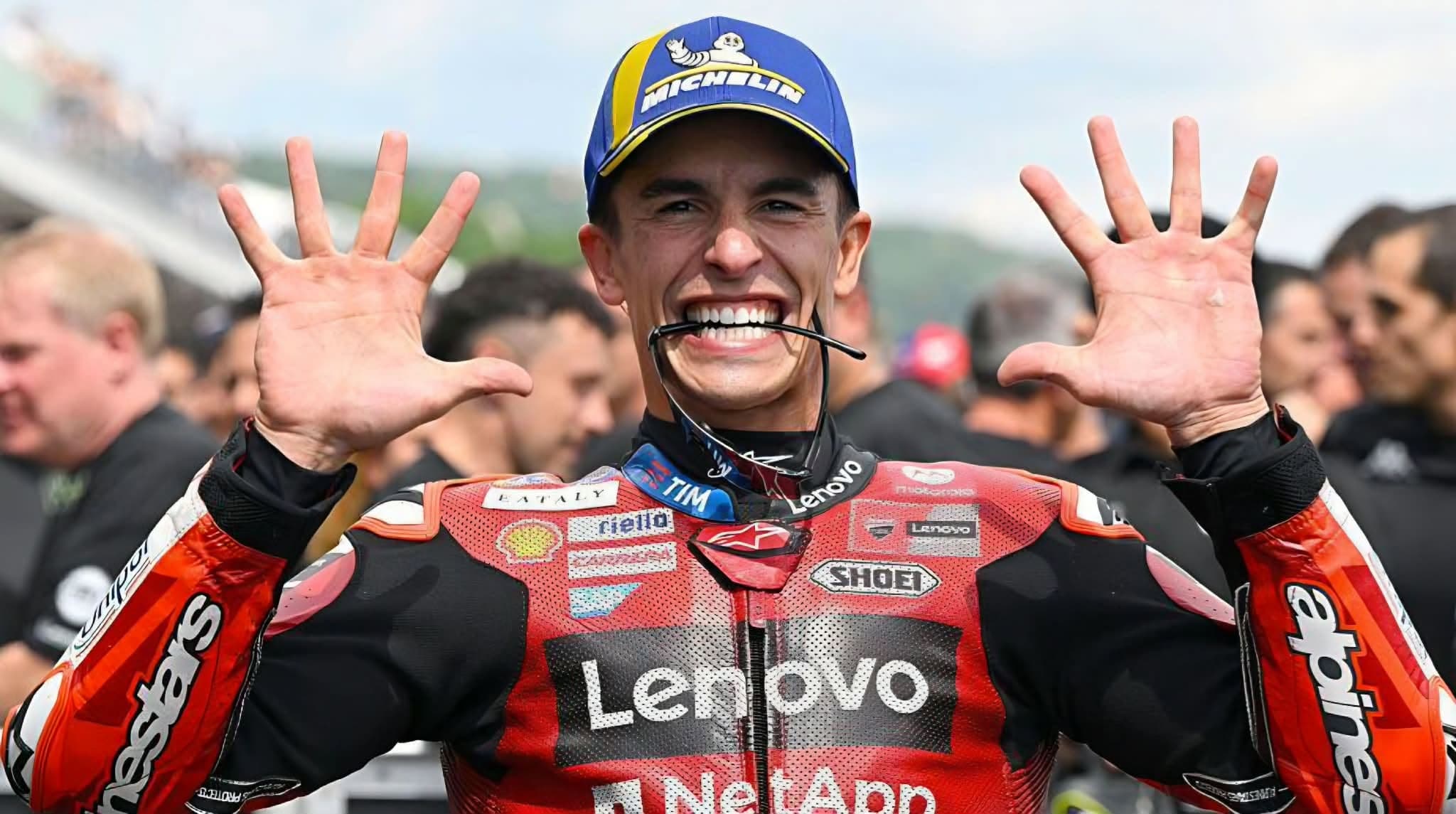 Marquez bën histori në Sachsenring dhe rihap garën për titull