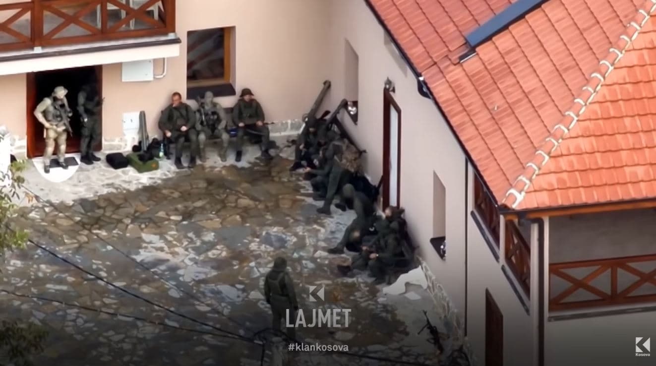 Kryeterorristin Radoiçiq e ruajnë xhandarët serbë (VIDEO)