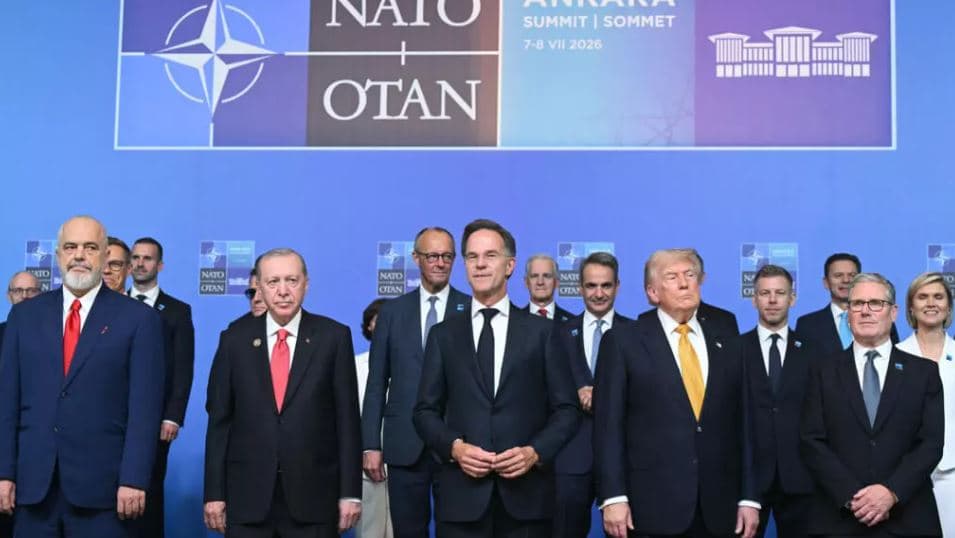 Erdogani u dhuroi liderëve të NATO-s pistoleta të personalizuara