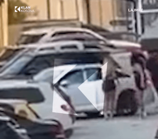 Mëngjes i trazuar në Emshir: Dy vajza godasin veturën, pronari: “Ta q* familjen e k**vës” (VIDEO)
