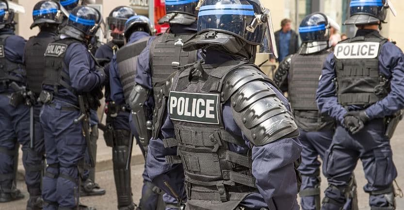 Tri gra theren më thikë në Paris, njëra prej tyre shtatzënë