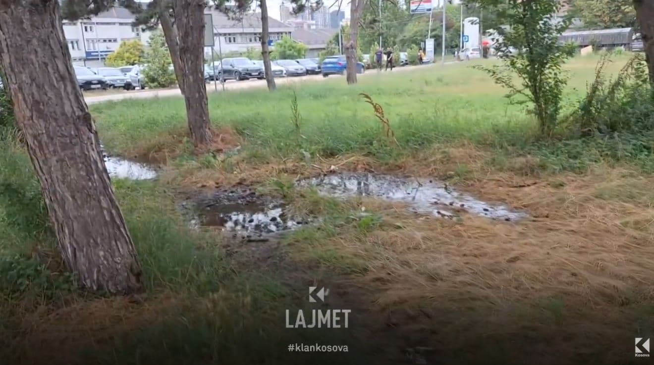 Kanalizim dhe plot mbeturina midis QKUK-së, për gjendjen ankohen pacientët (VIDEO)