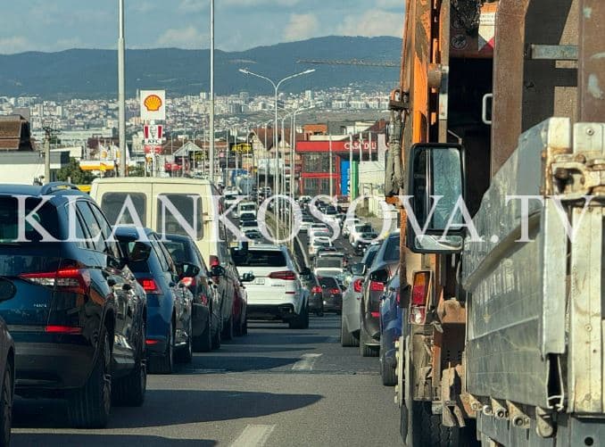 Kaos në magjistralen Pejë-Prishtinë, kolona të gjata automjetesh
