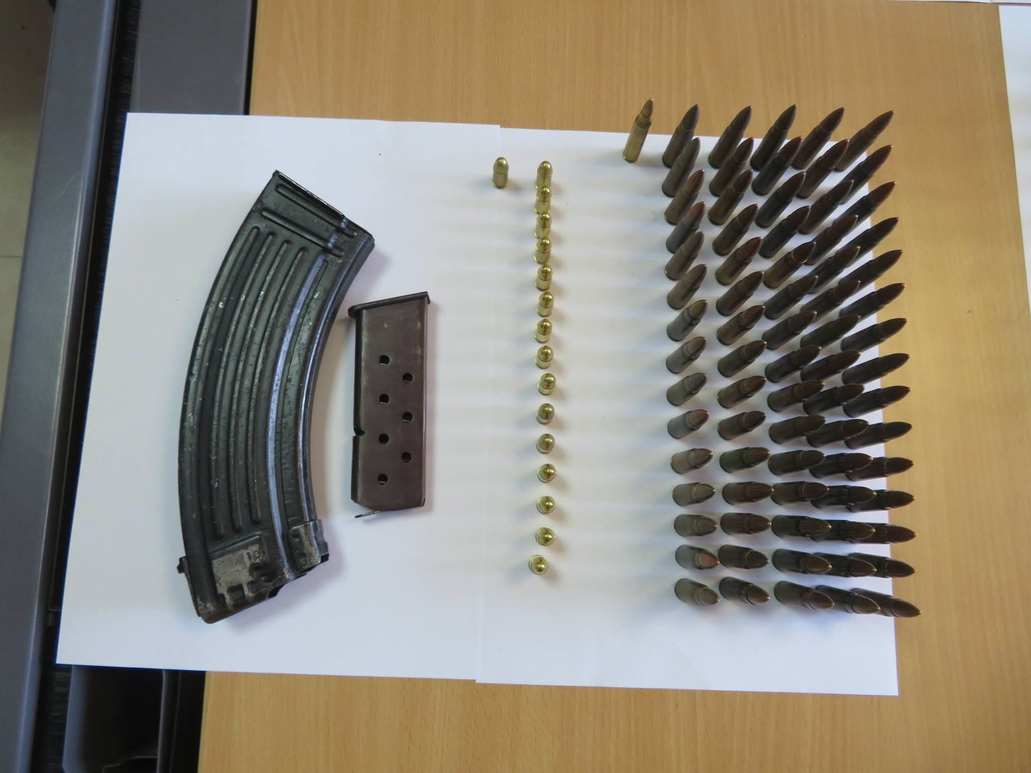 Ndalohet vetura me targa të Serbisë, shoqërohen 6 persona pasi u kapën me arsenal armësh