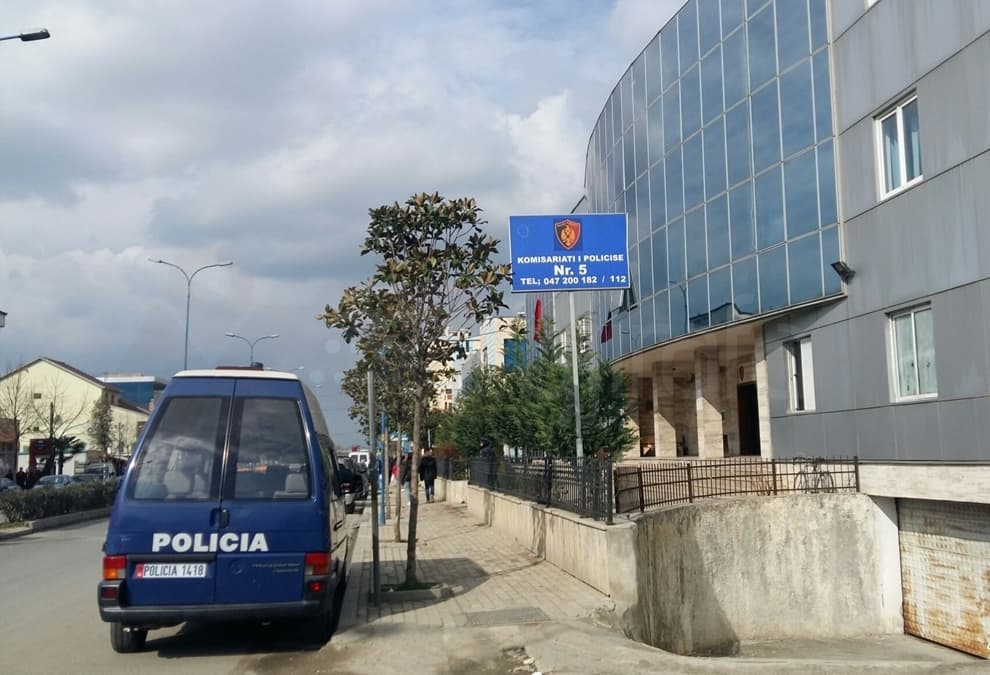 Konflikt mes familjarëve në Kamëz: Nipi godet me thikë axhën