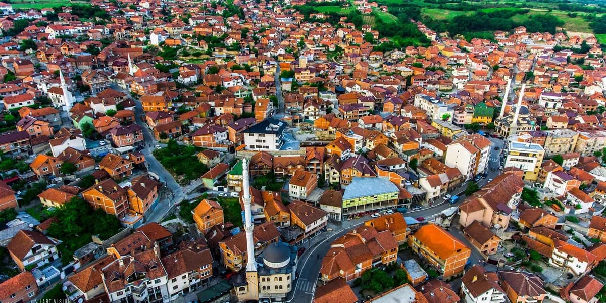 E çuditshme: Vidhet pllaka përkujtimore në Rahovec