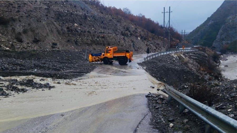 Reshjet e fundit shkaktojnë rënie gurësh në disa rrugë në veri të Shqipërisë