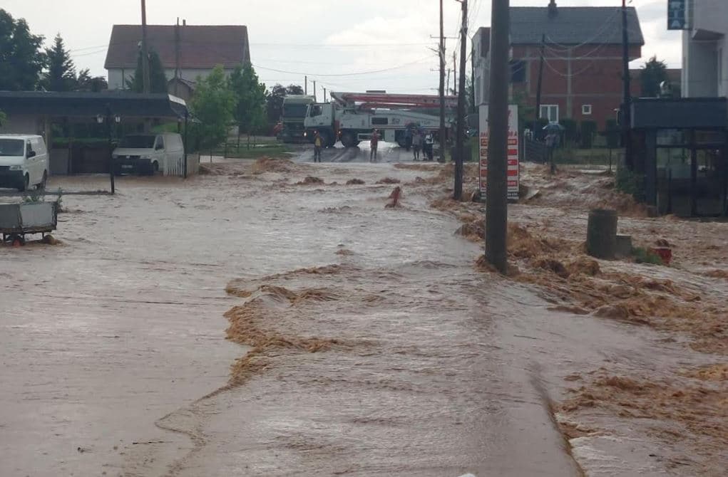 Reshjet e mëdha të shiut bllokojnë rrugën në magjistralen Ferizaj-Gjilan (VIDEO)