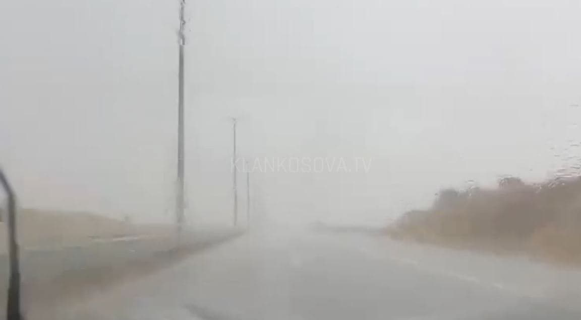 Ulen temperaturat, reshje të dendura shiu në autostradën Shkup-Ferizaj (VIDEO)