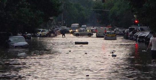 Rrugë të vërshuara e vetura të përmbytura, Shkupi përfshihet nga stuhia