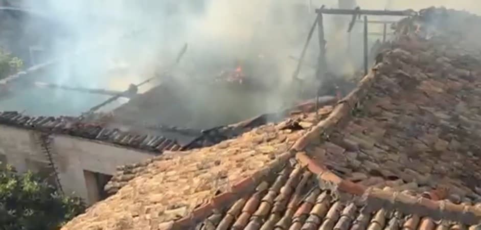 Zjarr në një banesë në qendër të Durrësit, zjarrfikëset në vendngjarje